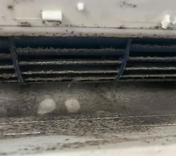 梅里斯空调吹的风有股烧焦味是怎么回事